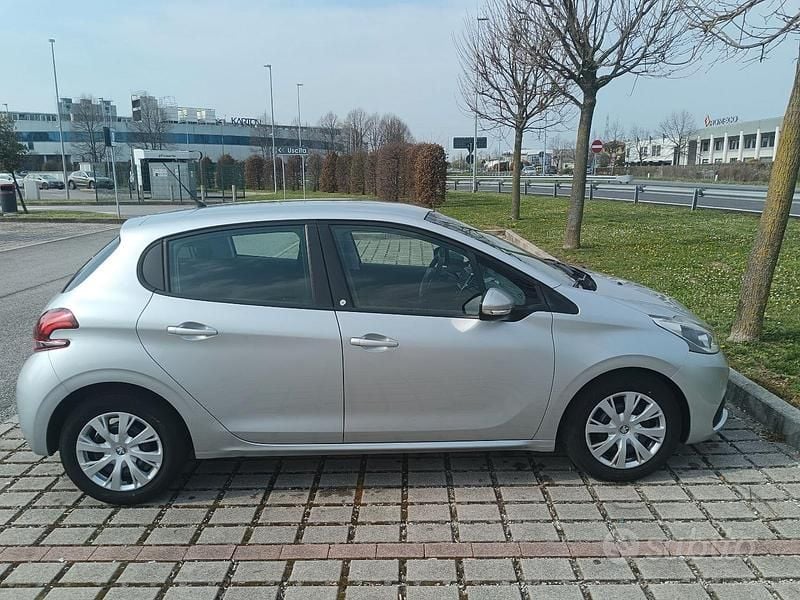 Usata Peugeot 208 Active 75 CV (55 kW) 2017 Grigio Utilitaria