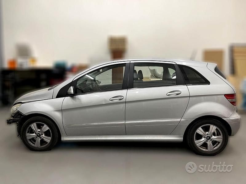 Usata Mercedes B180 109 CV (80 kW) 2009 Grigio Monovolume
