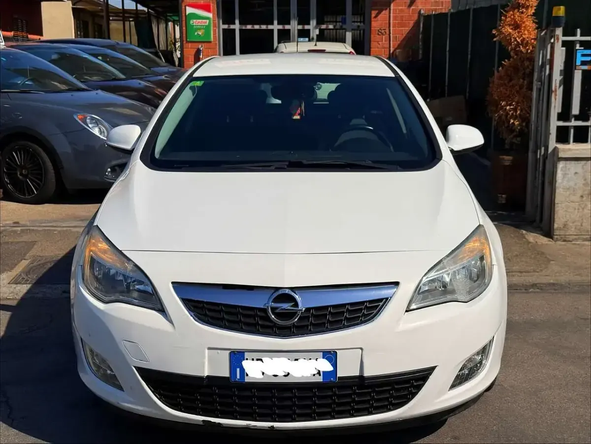 Usata Opel Astra Cosmo 140 CV (102 kW) 2011 Bianco Berlina