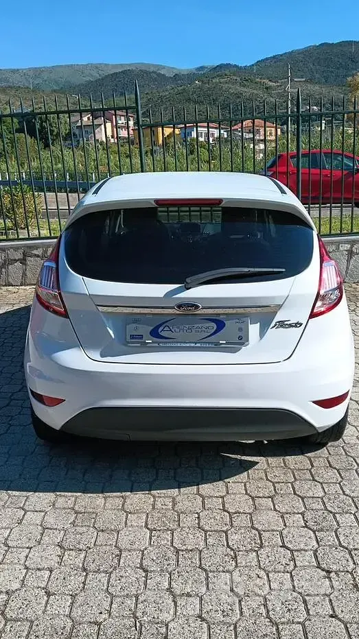 Usata Ford Fiesta 75 CV (55 kW) 2015 Bianco Utilitaria
