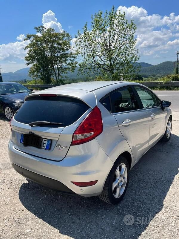 Usata Ford Fiesta 80 CV (58 kW) 2010 Grigio Utilitaria