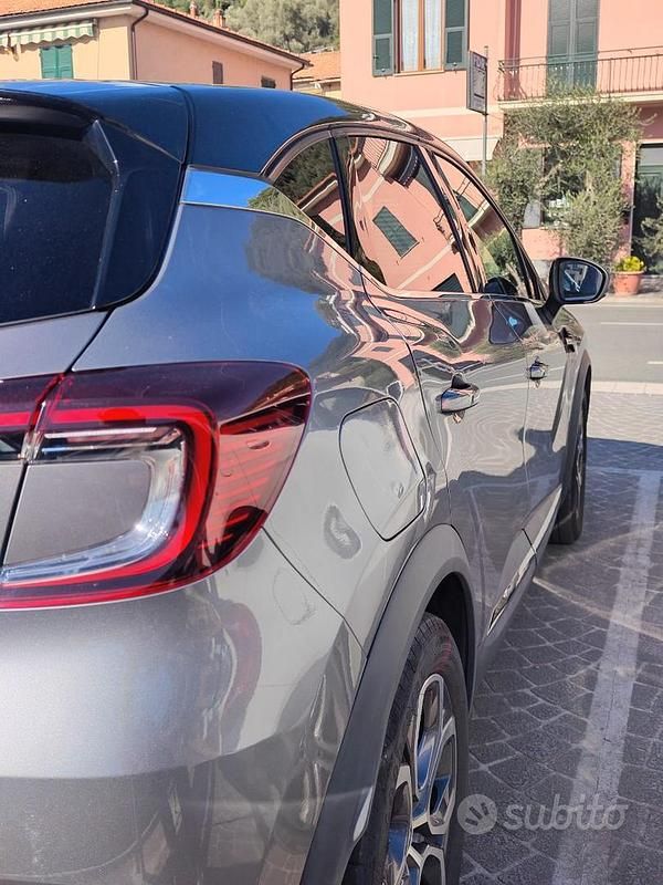 Usata Renault Captur Techno 101 CV (74 kW) 2023 Grigio SUV
