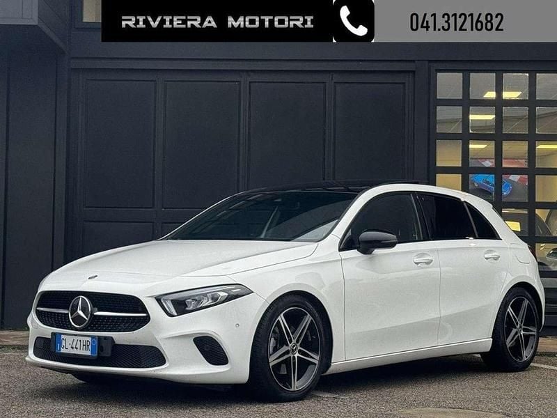 Bianco Usata 2023 Mercedes A200 Night Tre volumi | 30.490 € (Buon prezzo) - Immagine 1/4