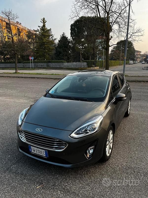 Usata Ford Fiesta 100 CV (73 kW) 2019 Grigio Utilitaria