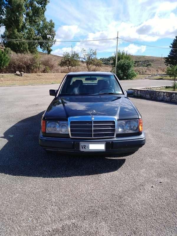 Usata Mercedes E250 126 CV (92 kW) 1992 Nero Berlina