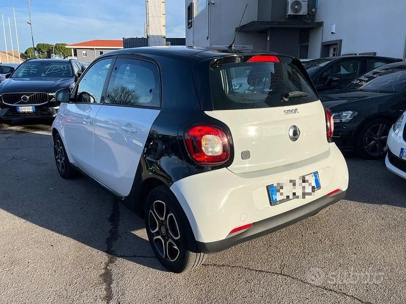 Usata Smart ForFour Electric Drive Passion 60 kW (82 CV) 2019 Bianco pastello Berlina
