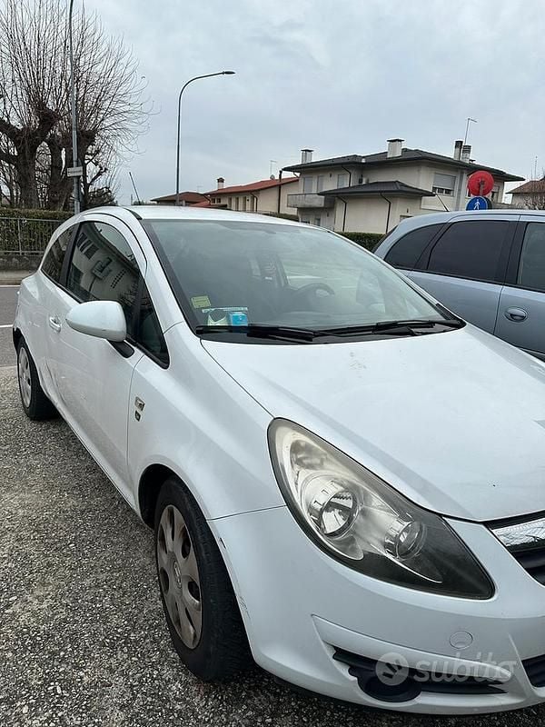 Bianco Usata 2010 Opel Corsa Due volumi | 1400 € (Super prezzo) - Immagine 1/4