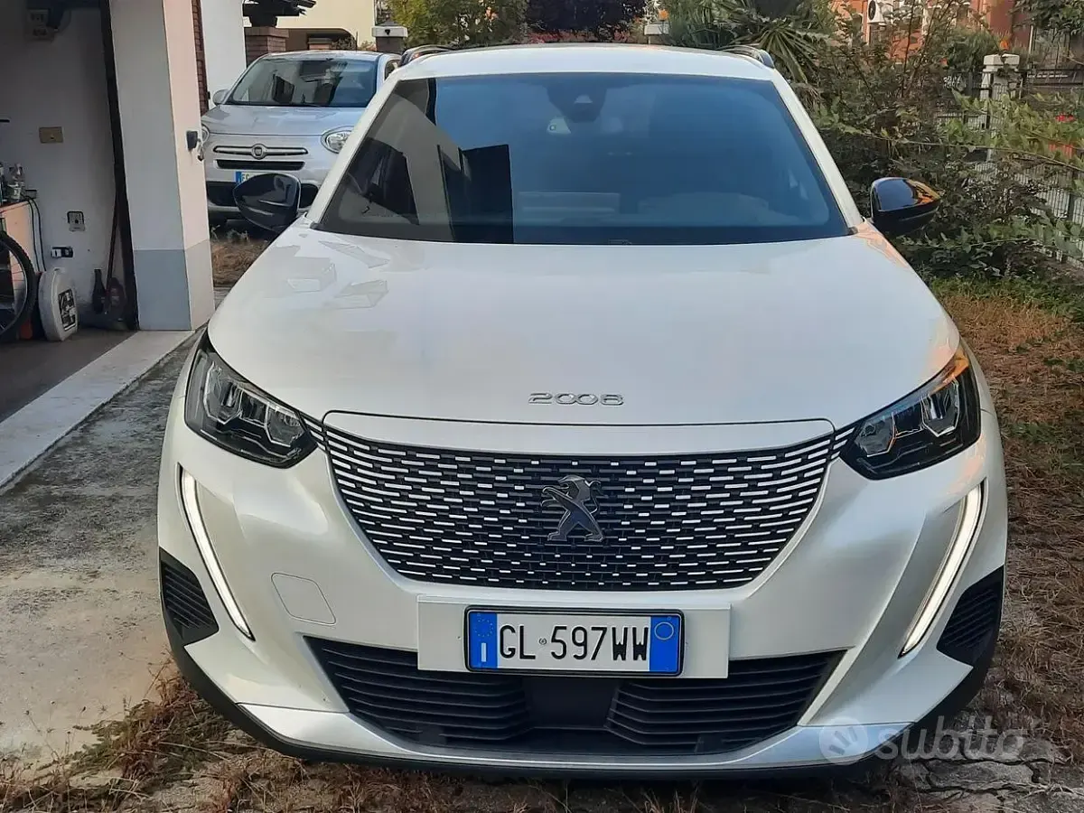 Usata Peugeot e-2008 100 kW (136 CV) 2022 Bianco SUV