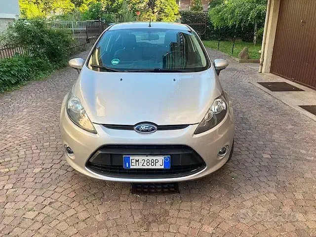 Usata Ford Fiesta 60 CV (44 kW) 2012 Grigio Berlina