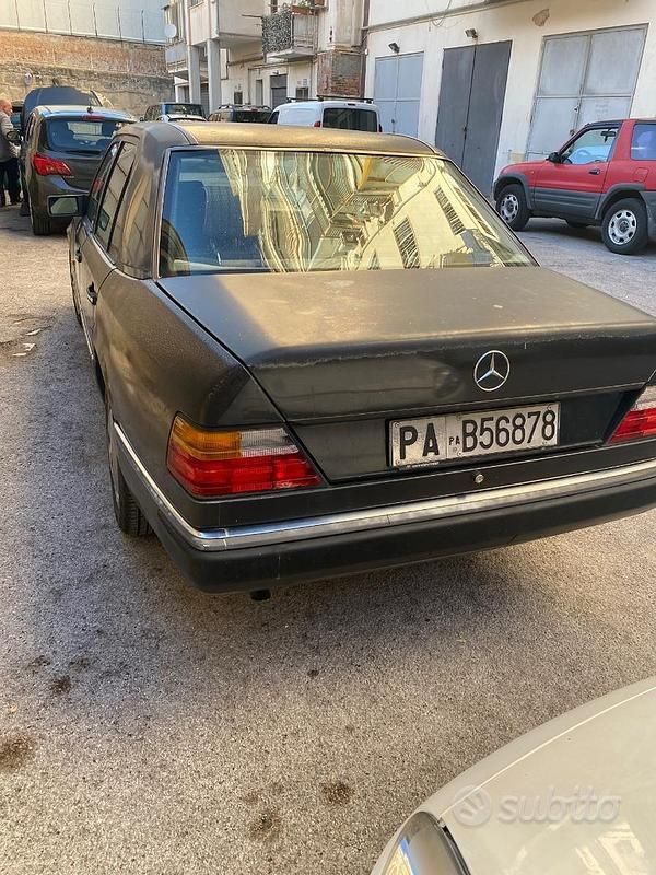 Usata Mercedes E200 122 CV (89 kW) 1991 Nero Berlina