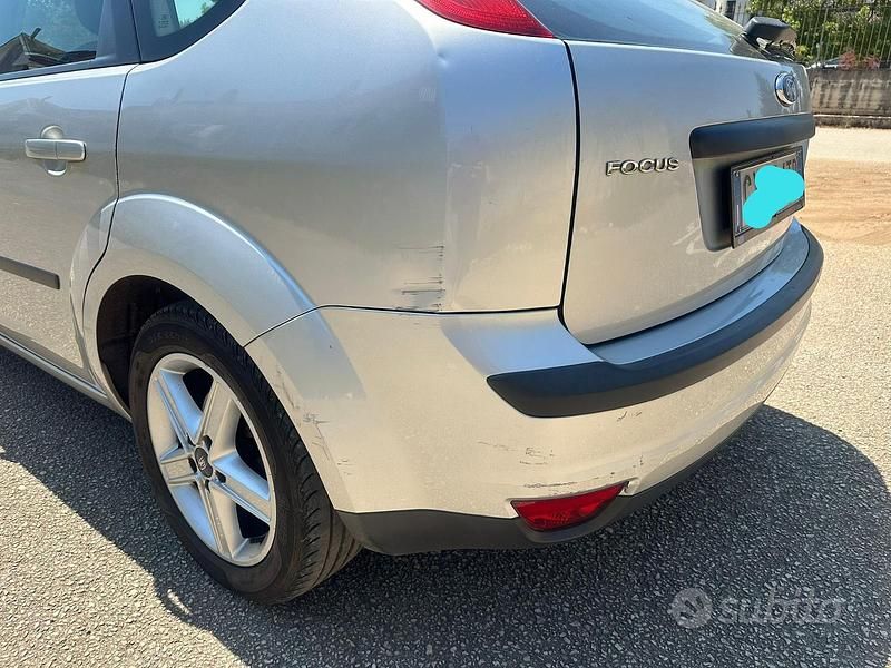Begagnad Ford Focus 90 HK (66 kW) 2005 Grå Sedan