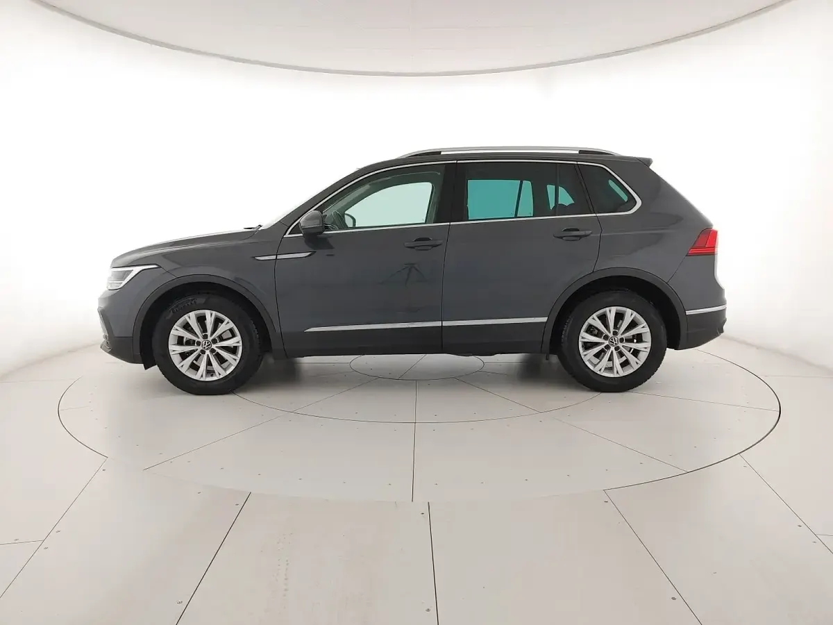 Usata VW Tiguan Life 150 CV (110 kW) 2022 B0 dolphin grey metallizzato SUV