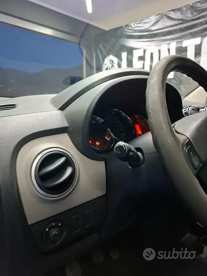 Usata Dacia Lodgy Lauréate 107 CV (78 kW) 2014 Grigio Monovolume