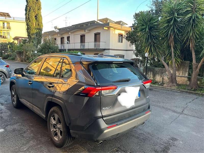 Usata Toyota RAV4 Hybrid Active 178 CV (130 kW) 2022 Grigio SUV