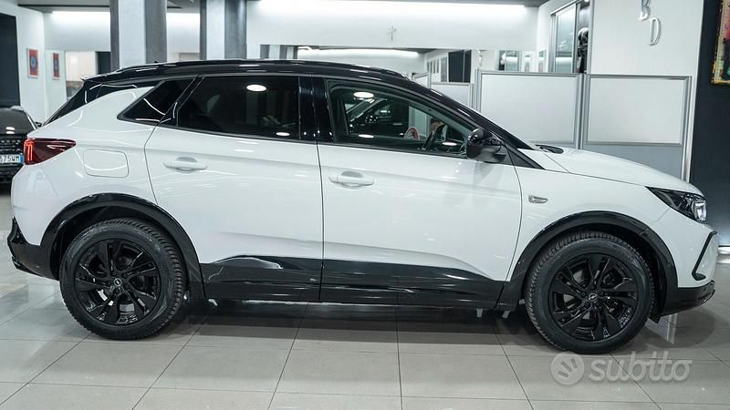 Usata Opel Grandland X GS Line 131 CV (96 kW) 2022 Bianco perlato metallizzato SUV