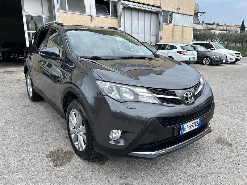 Usata Toyota RAV4 Lounge 124 CV (91 kW) 2014 Grigio SUV