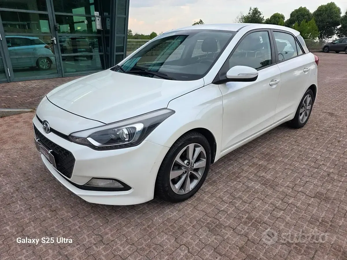 Usata Hyundai i20 84 CV (61 kW) 2015 Bianco Berlina