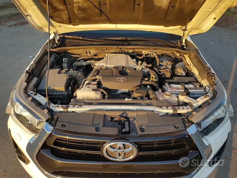 Usata Toyota HiLux 150 CV (110 kW) 2021 Bianco Pick-up