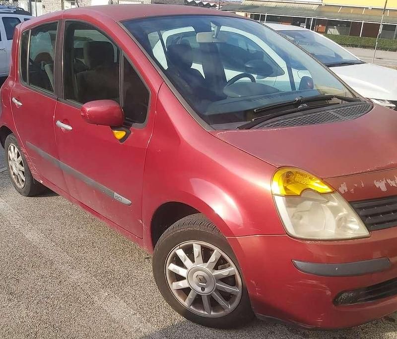 Käytetty Renault Modus Dynamique 82 HP (60 kW) 2005 Punainen Tila-auto