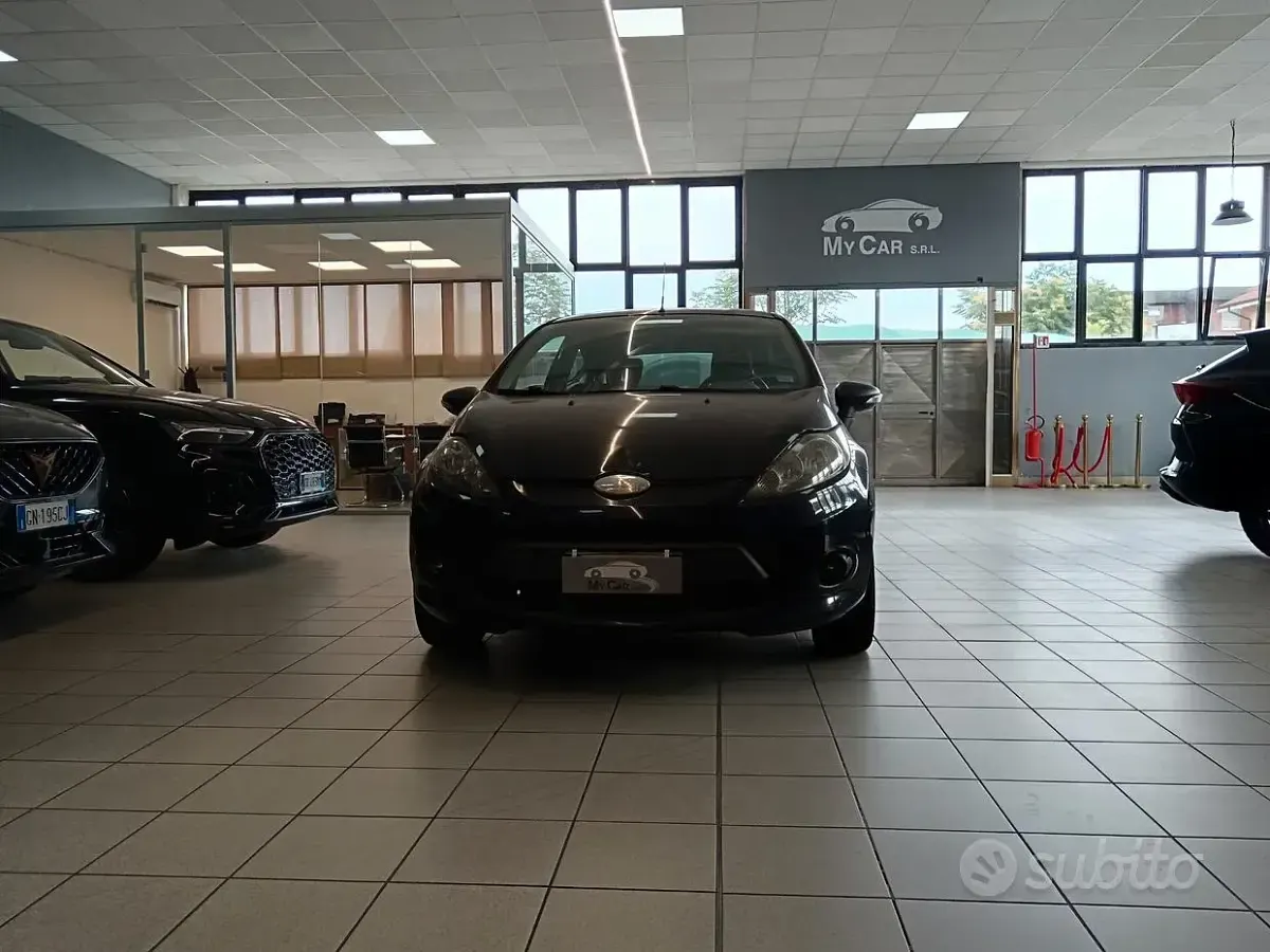 Usata Ford Fiesta 82 CV (60 kW) 2009 Marrone Berlina