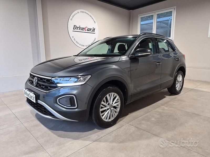 Usata VW T-Roc Life 150 CV (110 kW) 2023 Grigio SUV