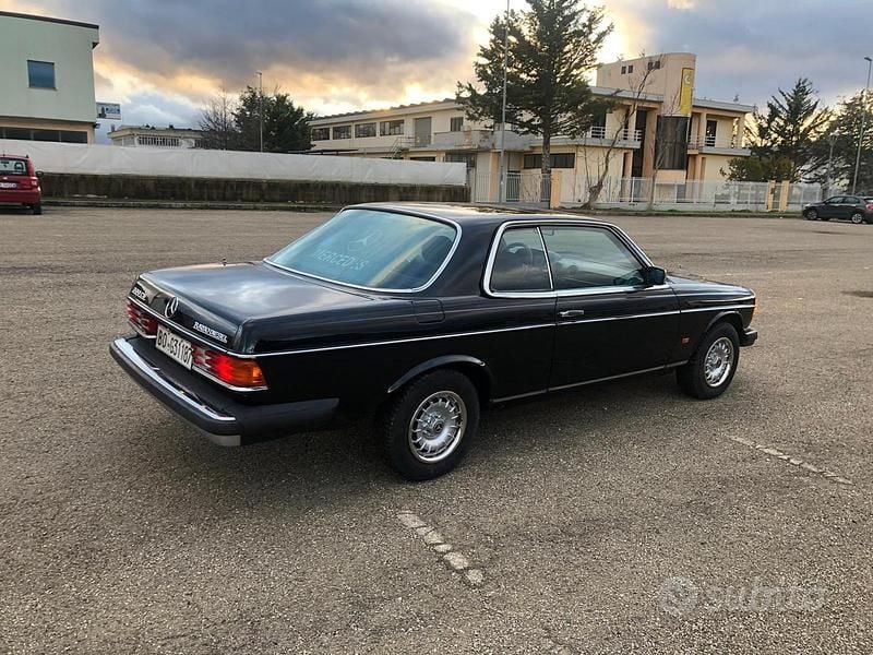 Usata Mercedes 300 125 CV (91 kW) 1981 Nero Coupé