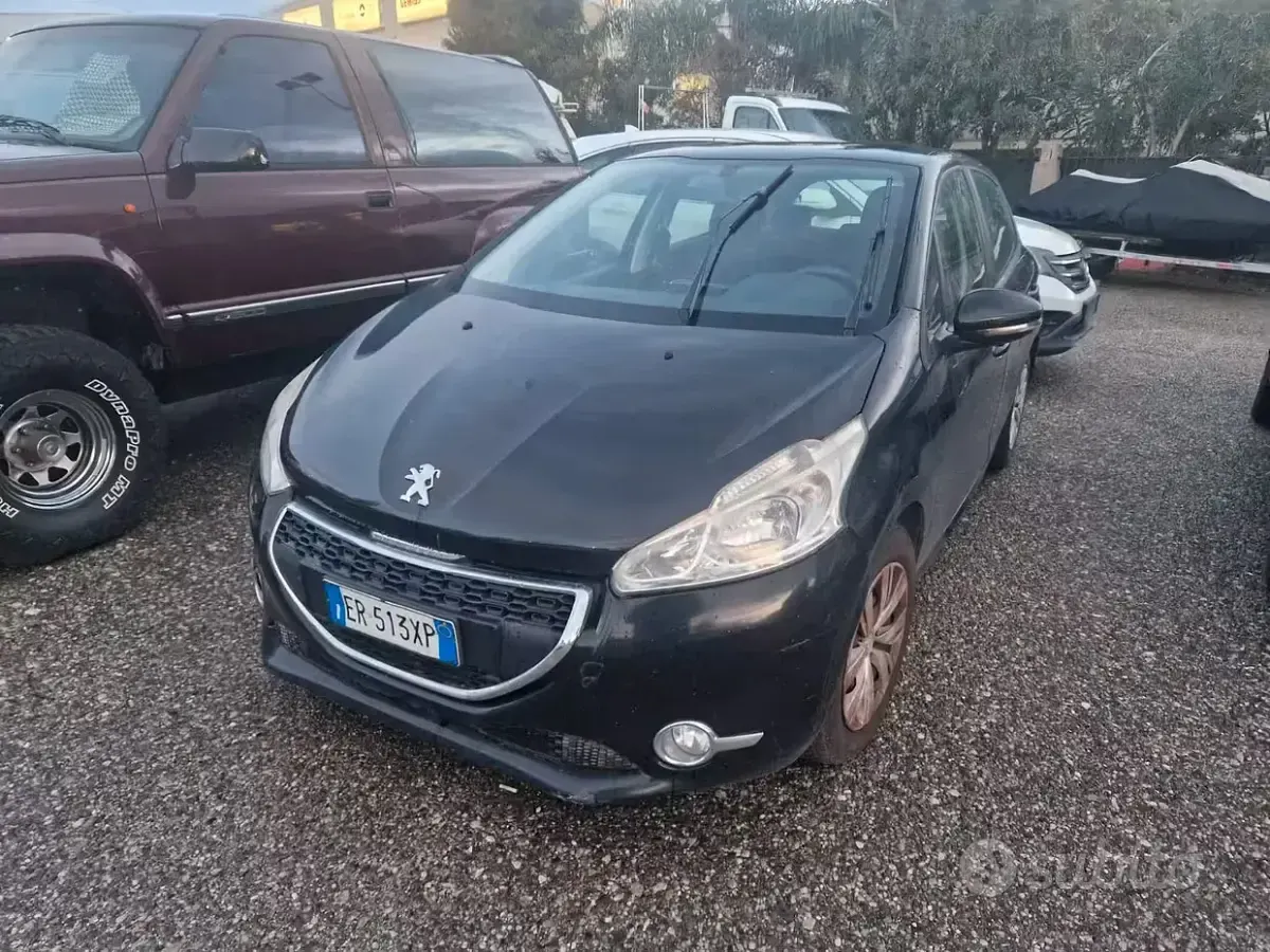 Usata Peugeot 208 Access 68 CV (50 kW) 2013 Nero Utilitaria