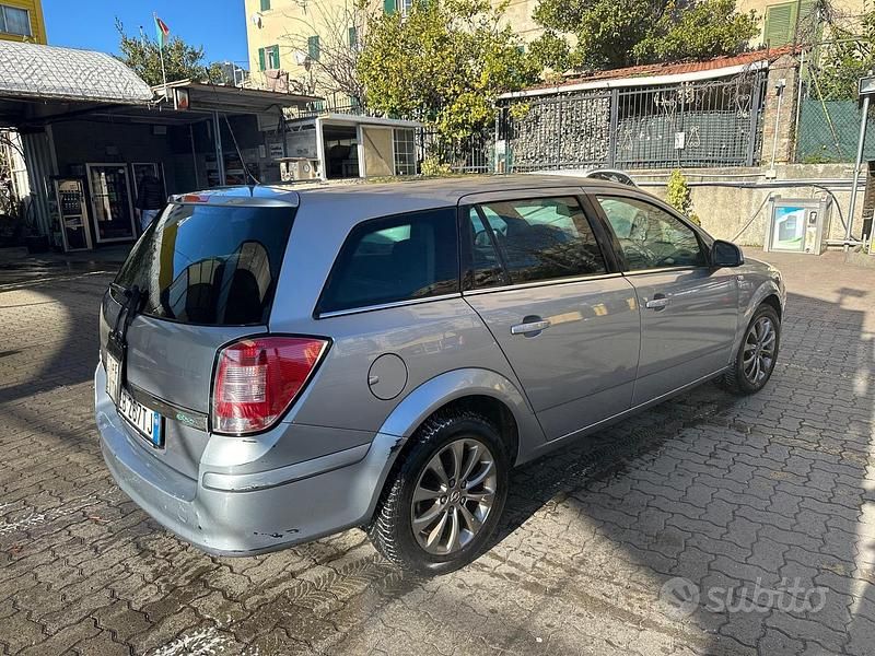 Usata Opel Astra Edition 110 CV (80 kW) 2010 Grigio Station wagon