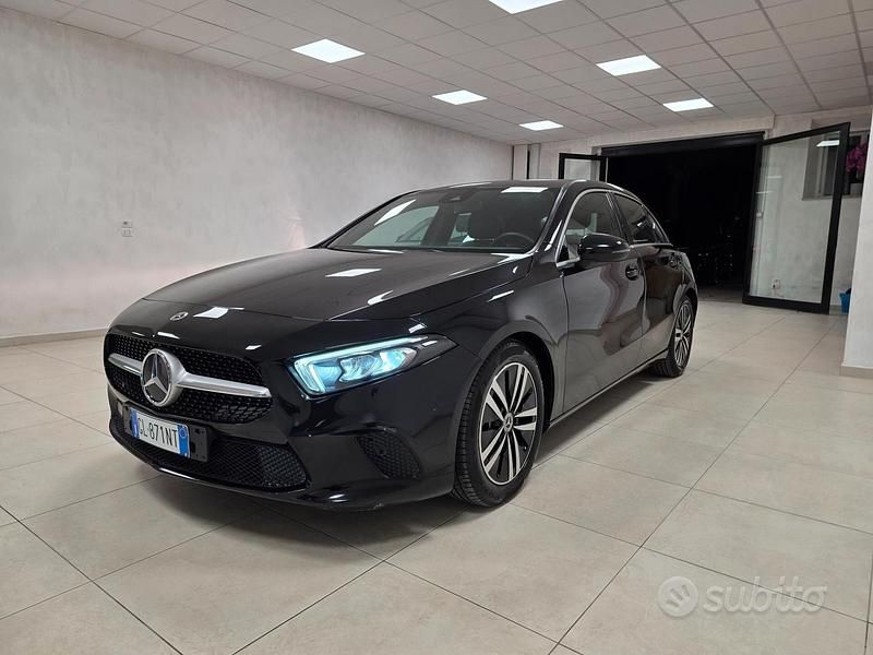 Nero Usata 2021 Mercedes A180 Tre volumi | 23.900 € (Buon prezzo) - Immagine 1/4