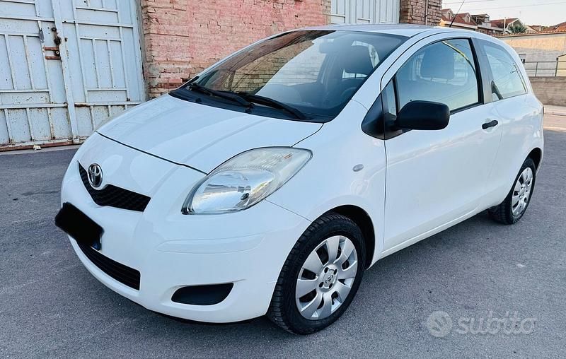 Usata Toyota Yaris 69 CV (50 kW) 2010 Bianco Utilitaria