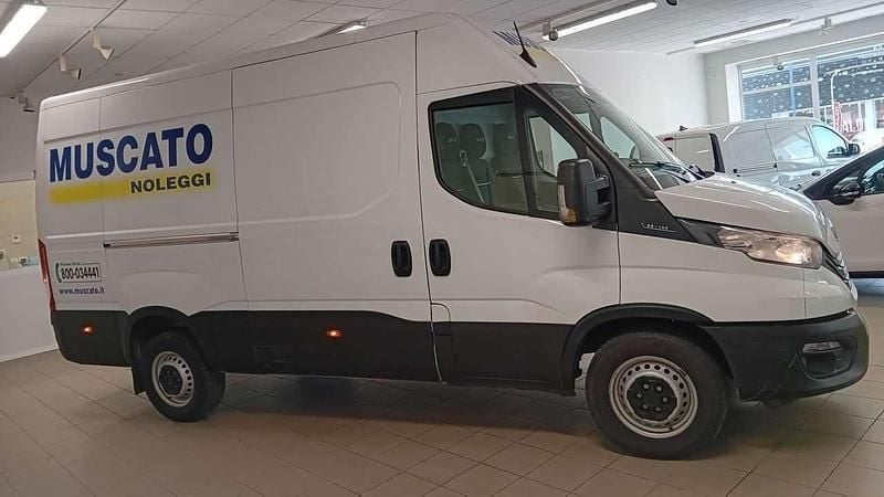Usata Iveco Daily 136 CV (100 kW) 2022 Bianco Furgone