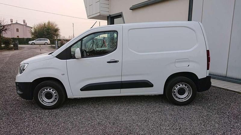 Usata Opel Combo Edition 102 CV (75 kW) 2021 White jade Monovolume