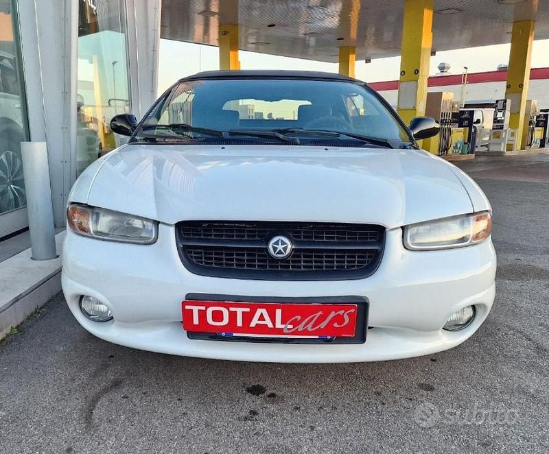 Usata Chrysler Stratus 133 CV (97 kW) 1997 Bianco pastello Cabrio