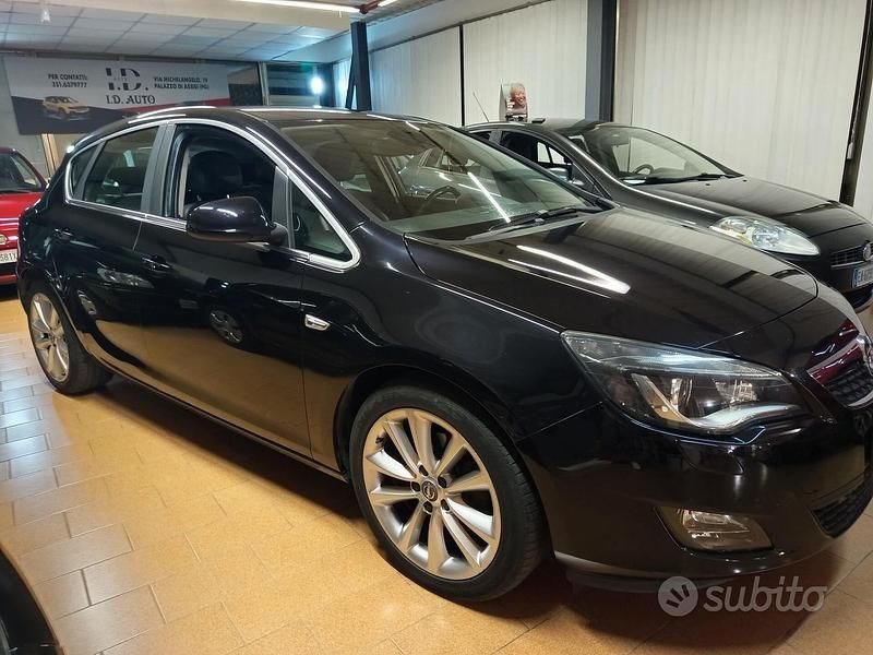 Usata Opel Astra Cosmo 125 CV (91 kW) 2010 Nero Berlina