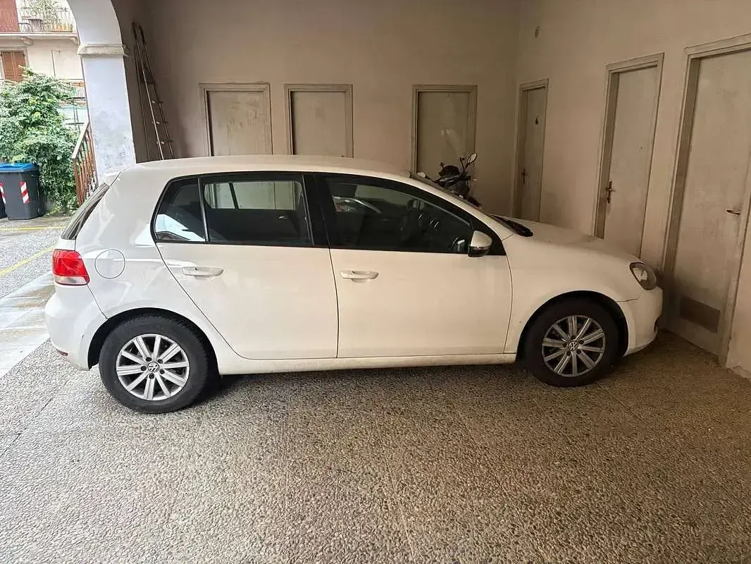 Usata VW Golf VI Comfortline 105 CV (77 kW) 2011 Bianco Utilitaria