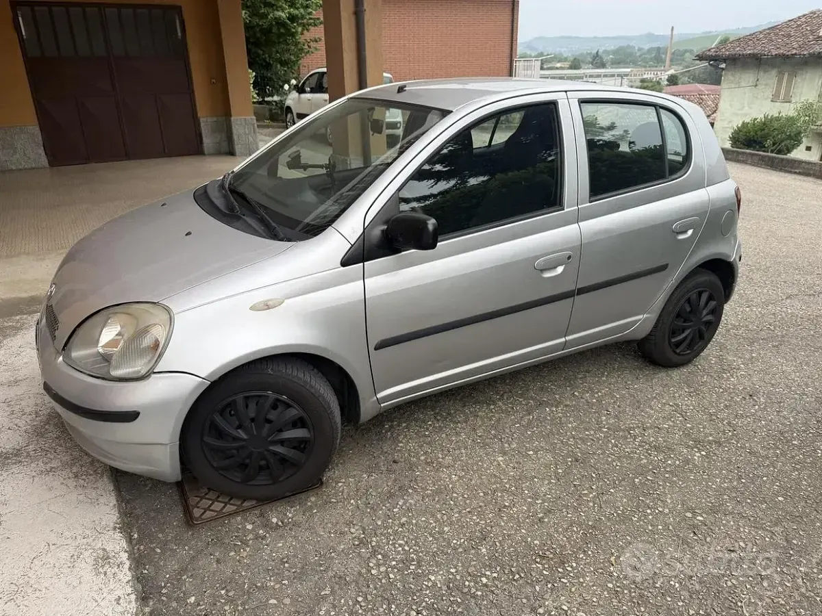 Usata Toyota Yaris 68 CV (50 kW) 2002 Grigio Berlina