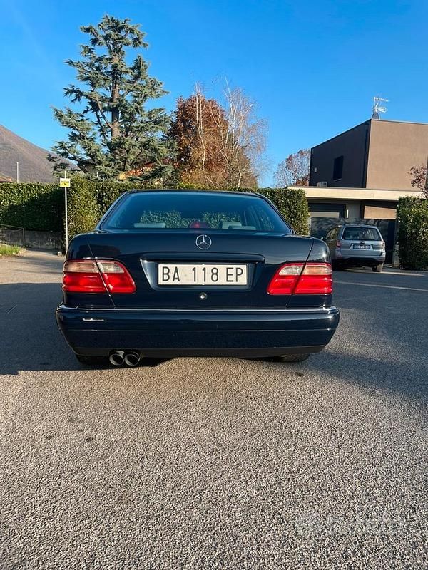 Blu Usata 1998 Mercedes E200 Tre volumi | 4999 € (Super prezzo) - Immagine 1/4