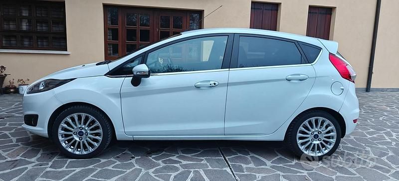 Usata Ford Fiesta 75 CV (55 kW) 2015 Bianco Utilitaria