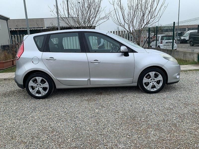 Usata Renault Scénic III Luxe 110 CV (80 kW) 2010 Grigio Monovolume