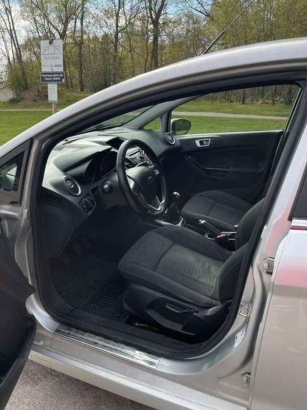 Usata Ford Fiesta Ghia 90 CV (66 kW) 2007 Argento Berlina