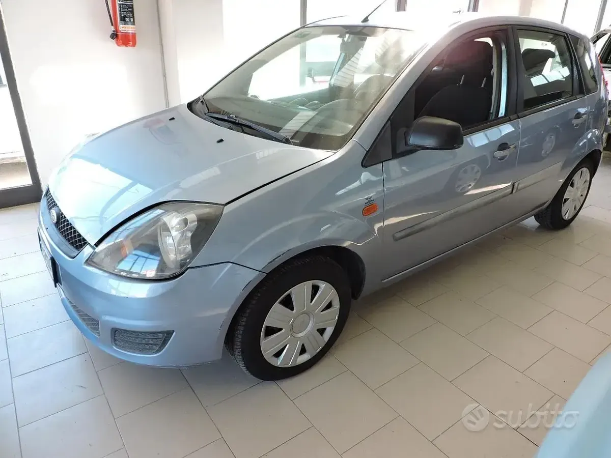 Usata Ford Fiesta 68 CV (50 kW) 2006 Blu Utilitaria