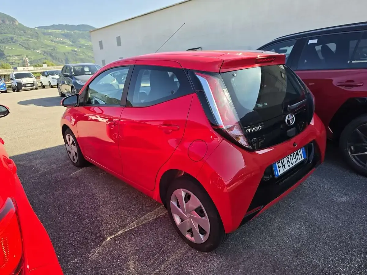 Usata Toyota Aygo 69 CV (50 kW) 2018 Super red 5 Utilitaria