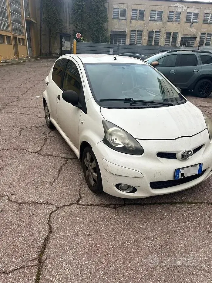 Usata Toyota Aygo 68 CV (50 kW) 2011 Bianco Utilitaria