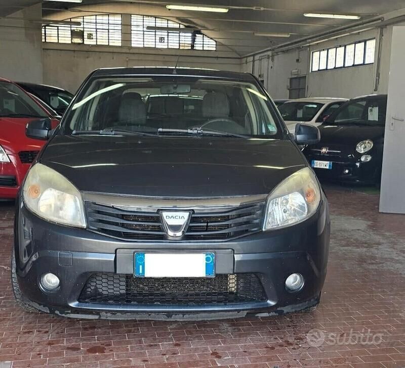 Nero Usata 2010 Dacia Sandero Lauréate Due volumi | 2500 € (Buon prezzo) - Immagine 1/4