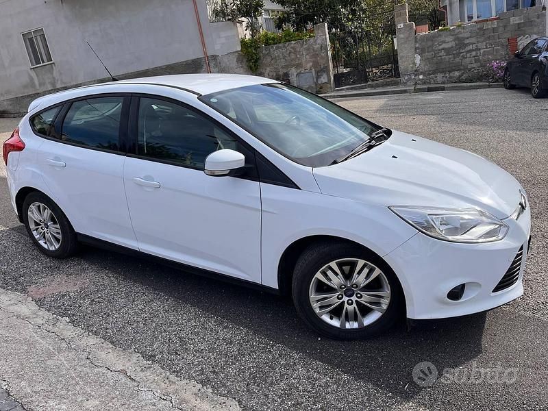 Usata Ford Focus Individual 116 CV (85 kW) 2013 Bianco Berlina