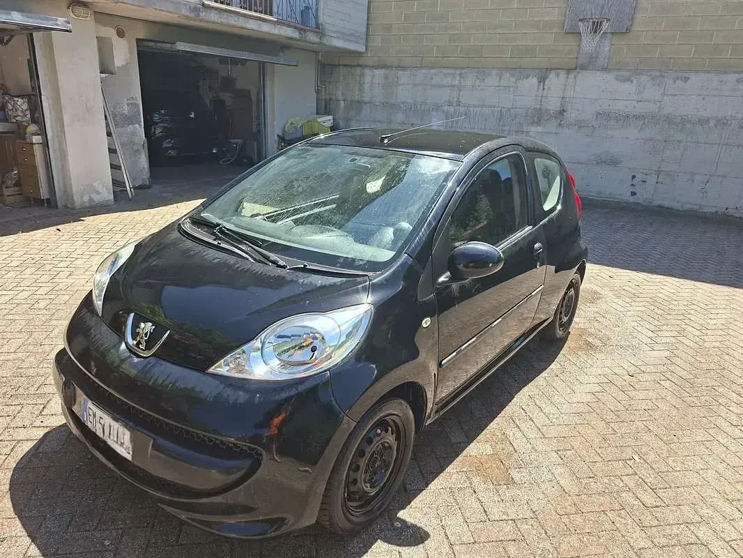 Usata Peugeot 107 Active 68 CV (50 kW) 2012 Nero Utilitaria