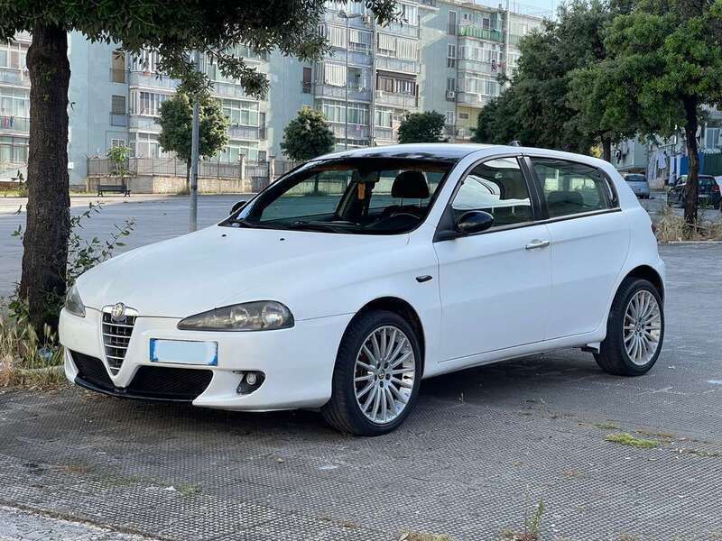 Bianco Usata 2003 Alfa Romeo 147 Distinctive Due volumi | 2950 € (Cara) - Immagine 1/4