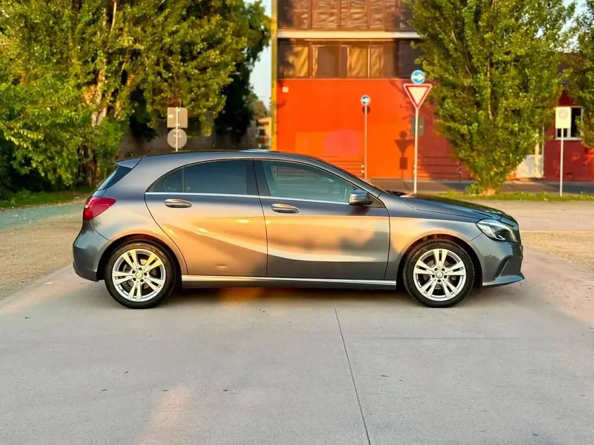 Usata Mercedes A180 109 CV (80 kW) 2017 Grigio Utilitaria