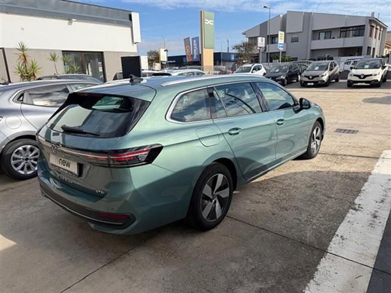 Usata VW Passat Business 150 CV (110 kW) 2024 Blu chiaro Station wagon