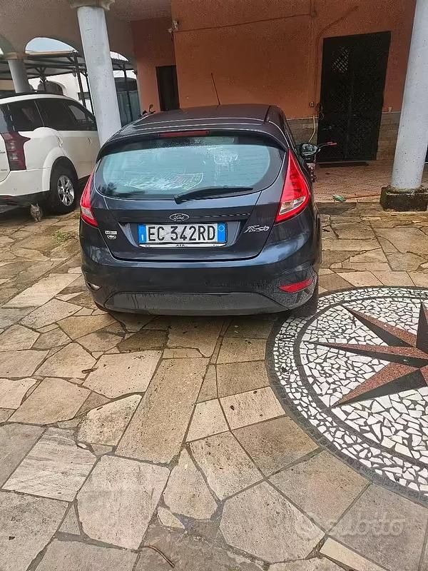 Usata Ford Fiesta 68 CV (50 kW) 2010 Grigio Utilitaria